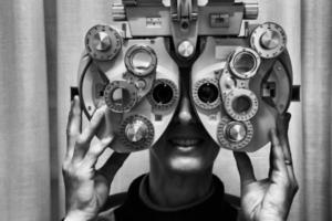 l'oculista controlla la vista ad un paziente foto