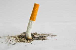 sigarette consumate su sfondo bianco foto