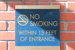 vietato fumare entro 15 piedi dal segnale di entrata
