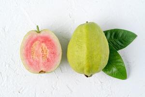 vista dall'alto della bella guava rossa con foglie verdi fresche. foto