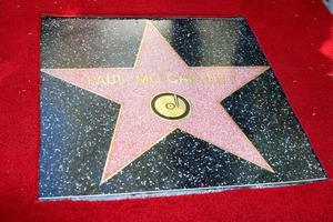 Los angeles, 9 febbraio - paul mccartney star all'hollywood walk of fame cerimonia per paul mccartney al capital record building il 9 febbraio 2012 a los angeles, ca foto