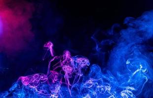 immagine concettuale di fumo multicolore isolato su sfondo nero scuro, elemento di design di halloween. foto