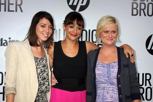 los angeles, 16 agosto - aubrey plaza, rashida jones, amy poehler che arrivano alla premiere del nostro fratello idiota ai teatri cinerama dome arclight il 16 agosto 2011 a los angeles, ca foto