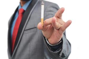 segno di smettere di fumare professionale gettando via la sigaretta