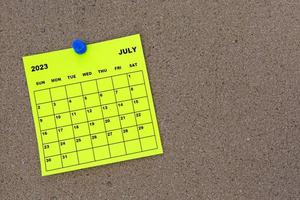 luglio 2023 calendario con note adesive gialle con perno sul tabellone per le affissioni del bollettino di sughero. foto