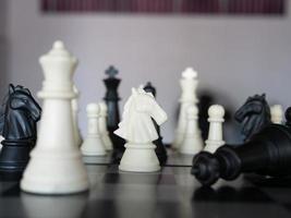 gioco da tavolo di scacchi con focus su bianco e nero foto