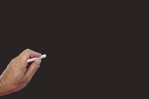 la mano maschile scrive a matita di gesso bianco con spazio per la copia. concetto di educazione. foto