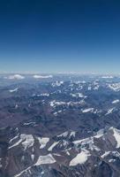 montagne dell'Himalaya sotto le nuvole foto