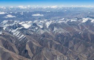 montagne dell'Himalaya sotto le nuvole foto