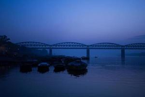 alba sul fiume ganga, varanasi, india foto