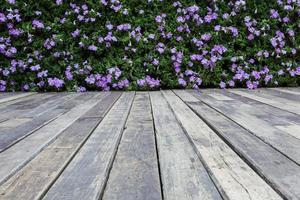 staccionata in legno con fiori foto