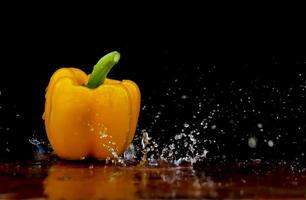 peperone giallo nel flusso d'acqua foto