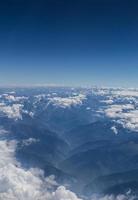 montagne dell'Himalaya sotto le nuvole foto