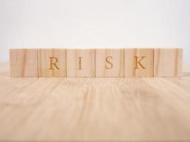 concetto di valutazione del rischio finanziario, ricompensa del rischio e gestione del rischio di portafoglio. blocchi di legno foto