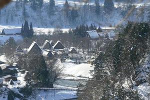 punto di vista al villaggio di gassho-zukuri, shirakawago, giappone foto