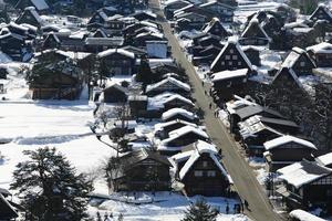 punto di vista al villaggio di gassho-zukuri, shirakawago, giappone foto