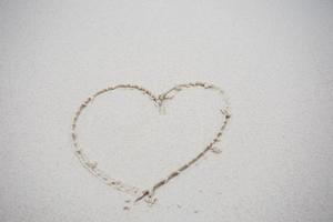 cuore disegnato sulla sabbia foto