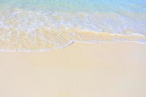 bellissima spiaggia e mare tropicale foto