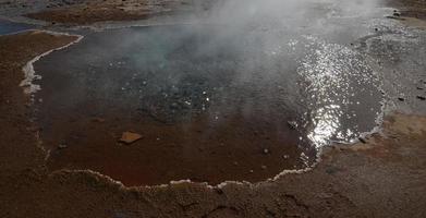 bellissimo geysir di sorgenti termali fumanti in Islanda foto