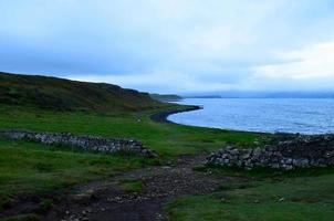 bellissimo paesaggio panoramico al largo della costa dell'isola di skye foto