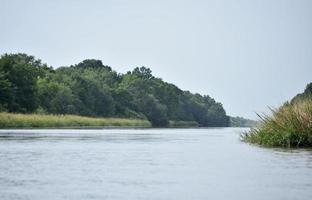 splendide viste su un fiume poco profondo in Louisiana foto