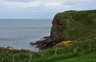 bellissime scogliere del Mar Rosso a St Bees in Inghilterra foto