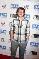 los angeles, 11 agosto - angus t. Jones arrivando all'evento estivo essere una stella all'hotel andaz l'11 agosto 2011 a los angeles, ca foto