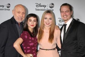 los angeles, 17 gennaio - hector elizondo, molly ephraim, amanda fuller, christoph sanders al gruppo televisivo disney-abc 2014 winter press tour party arrivi il 17 gennaio 2014 a pasadena, ca foto