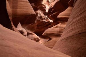 splendida fessura a forma di canyon in pietra arenaria rossa foto