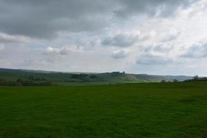 cieli bui con nuvole temporalesche su terreni agricoli foto