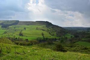 paesaggio agricolo nel nord dell'inghilterra sotto cieli nuvolosi foto