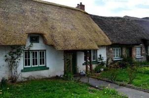 vecchio stile tetto di paglia su casa in irlanda foto