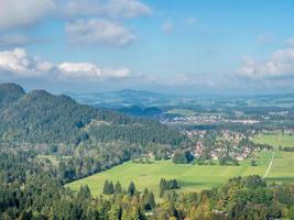 castello di hohenschwangau con il lago alpsee foto