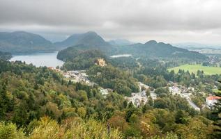 castello di hohenschwangau con il lago alpsee foto