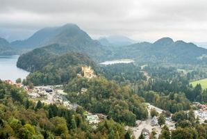 castello di hohenschwangau con il lago alpsee foto