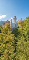 castello di neuschwanstein in germania sulla collina vista foto