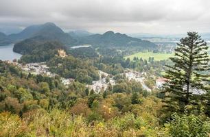 castello di hohenschwangau con il lago alpsee foto