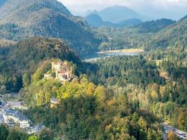 castello di hohenschwangau con il lago alpsee foto