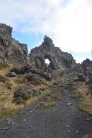 fantastica formazione rocciosa ad arco fatta di roccia lavica foto