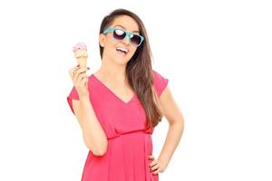 giovane donna fresca che tiene un gelato foto