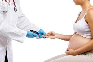 donna incinta con medico isolato su bianco