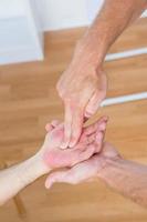 Fisioterapista che fa massaggio alle mani