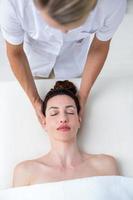 Fisioterapista che fa massaggio al collo