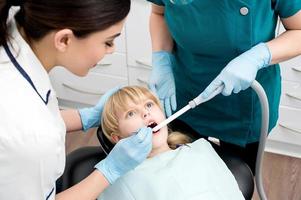 l'assistente dentale tratta una bambina foto