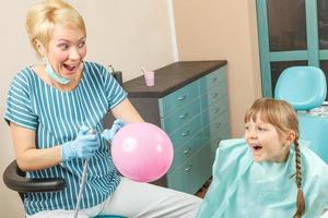 bambina felice dal dentista
