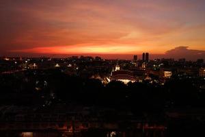 panoramica paesaggio urbano con cielo aperto al crepuscolo. città di bangkok, tailandia. foto