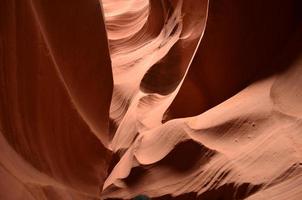 pareti di arenaria rossa strutturata di roccia di un canyon foto