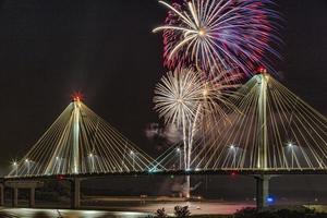 4 luglio fuochi d'artificio per la celebrazione dell'indipendenza degli Stati Uniti sulla sommità del ponte di Clark al confine tra Missouri e Illinois, Stati Uniti foto