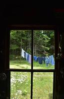 guardando fuori dalla finestra della cabina alla lavanderia in linea foto