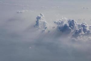 nuvole e cielo blu visti dall'aereo foto